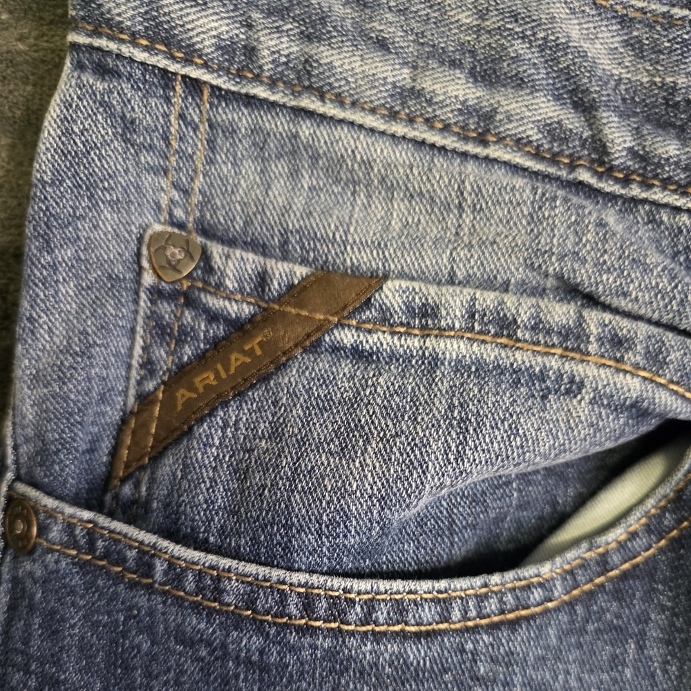 M4 Legacy Stretch JeanStyle No. 10022674Mid riseClassic 19" boot cut leg opening - Picture 4 of 14
